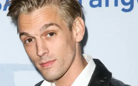 Aaron Carter, en gång en känd barnstjärna, blickar mot kameran.