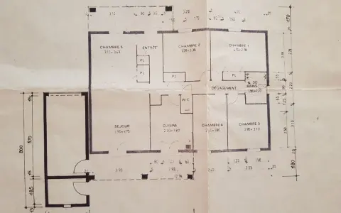 Plan maison Phénix 1980 : 3 chambres, séjour, cuisine, entrée, WC, salle de bain et dégagement.