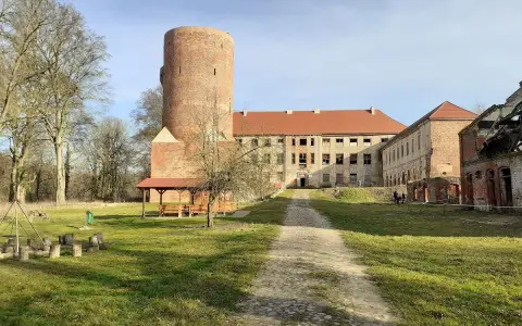 Zamek w Swobnicy, z charakterystyczną ceglaną wieżą i rozległym, choć zaniedbanym kompleksem budynków, zaprasza do odkrywania historii.