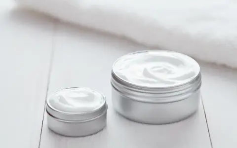 Nivea a parabeny: Czy klasyczny krem je ma? Co musisz wiedzieć.
