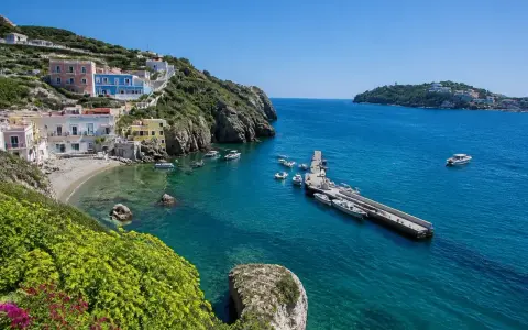 La spiaggia di Santa Maria a Ponza, con le sue case colorate aggrappate alla collina e il mare cristallino, è un incanto.