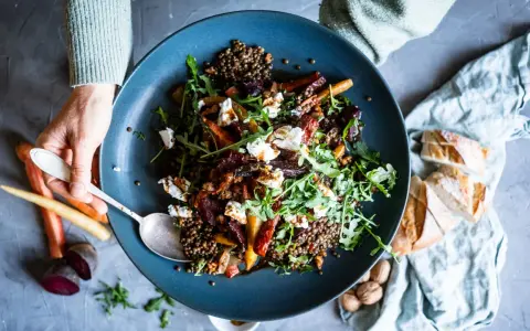 Herzhafter Linsensalat mit Roter Bete, Karotten und Ziegenkäse. Ein tolles linsensalat rezept für jede Gelegenheit.