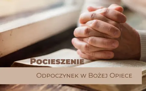 Dłonie złożone w modlitwie nad otwartą Biblią, symbolizujące pocieszenie i odpoczynek w Bożej opiece, nawiązując do psalm 14.