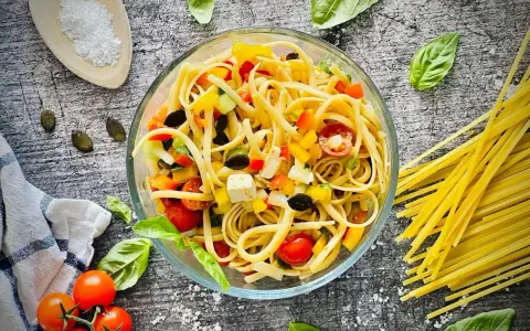 Frischer Spaghetti Salat mit bunten Paprika, Tomaten, Oliven und Feta. Perfekt für den Sommer!
