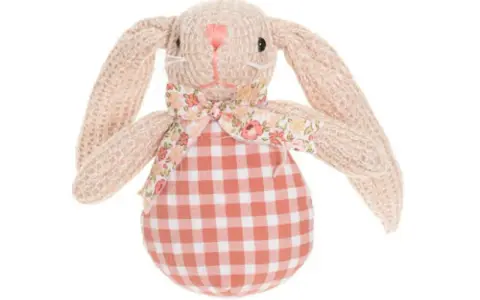 En söt påskhare med rutig klänning och blommig scarf, redo för påskhare bus.