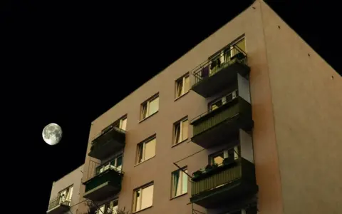 Pełnia księżyca nad blokiem, nocą. Czy ma wpływ na psychikę?