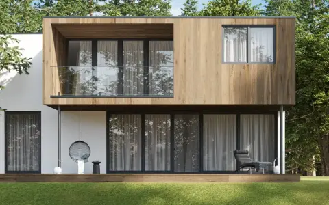 Maison modulaire moderne avec bardage bois, balcon vitré et grande baie vitrée donnant sur un jardin verdoyant.