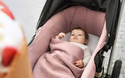 Bebé abrigado en cochecito con colcha rosa hecha a mano. Medidas colchas cochecito bebe hechas a mano perfectas para paseos.