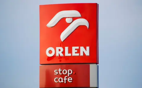 Znak Orlen z logo i napisem "stop. cafe". Zainteresowani akcje Orlenu cena mogą obserwować rozwój spółki.