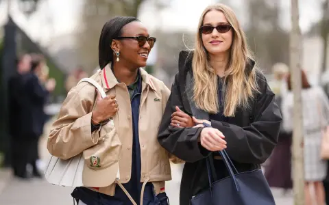 Due amiche con outfit alla moda, un esempio di must significato nella moda.