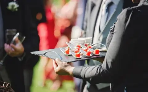 Ile można zarobić na cateringu? Realne zyski i koszty w Polsce