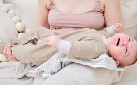Verzweifelt weint das Baby, obwohl es Hunger hat. Die Mutter versucht, es zu beruhigen, doch das Baby verweigert die Brust.