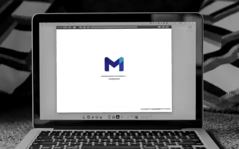Laptop z otwartym Gmailem, gotowy do wysłania formalnego maila po angielsku.