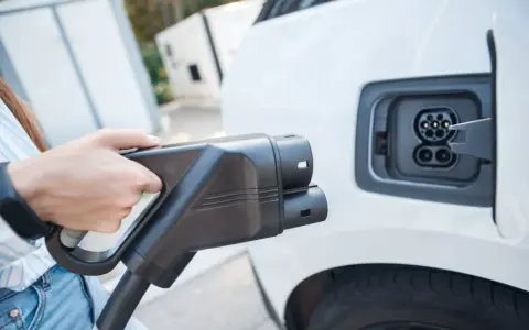 Jakim prądem ładuje się samochód elektryczny i co warto wiedzieć?