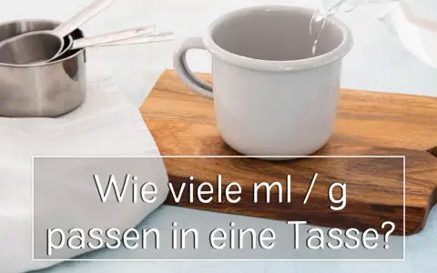 Messbecher und eine Tasse, in die Wasser gegossen wird. Die Frage "wie viel gramm hat eine tasse" wird thematisiert.