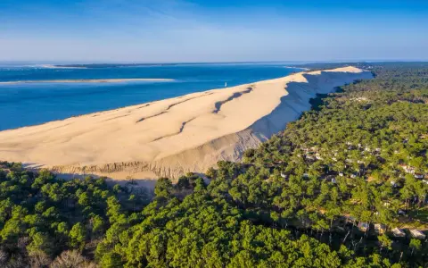 Vue aérienne de la dune du Pilat, un itinéraire de rêve entre océan et forêt de pins.