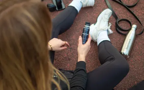 Baton proteinowy przed czy po treningu – co wybrać dla lepszej regeneracji?