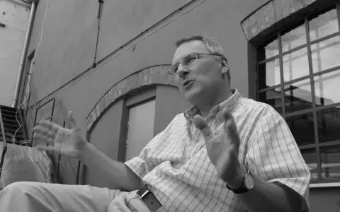 Wojciech Trzciński w swobodnej pozie, gestykuluje, opowiadając o swoim życiu prywatnym.