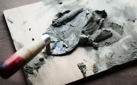 Cement 32 5 czy 42 5 - kluczowe różnice i wybór do budowy