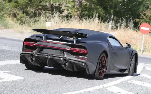 Der Bugatti Chiron Super Sport 300+ in mattem Schwarz fährt auf einer Straße.
