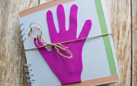 Jak zrobić książeczkę sensoryczną? Poradnik DIY dla rodziców