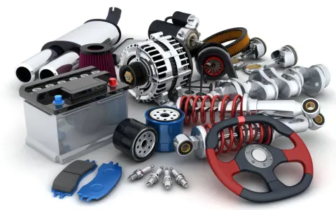 Gros plan sur un assortiment de pièces automobiles : batterie, filtres, bougies, amortisseurs, volant, etc.