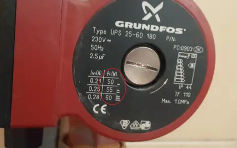 Tabliczka znamionowa pompy Grundfos UPS 25-60. Pomocne przy wyborze jaka przetwornica do pieca gazowego, pokazuje pobór mocy 50-60W.