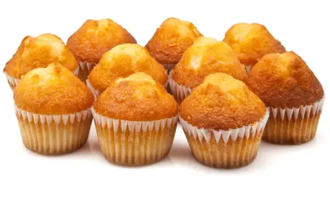 Un grupo de magdalenas doradas y esponjosas, perfectas para tu próxima receta magdalenas.