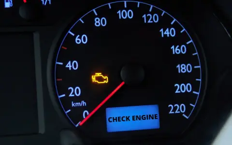 Kontrolka "Check Engine" świeci się na desce rozdzielczej. Dowiedz się, jak skasować błąd check engine bez komputera, gdy pojawi się ten symbol.