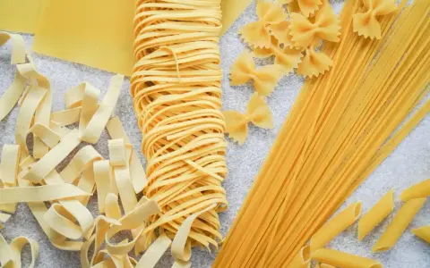 Różne rodzaje makaronu: tagliatelle, spaghetti, penne i farfalle. Idealne do przygotowania pysznego obiadu, ale pamiętaj o liczeniu spaghetti kcal!