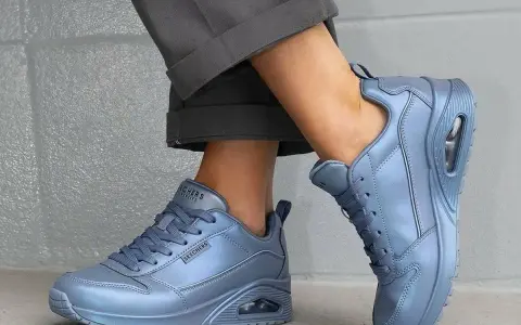 Un look moderno con deportivas mujer en azul metalizado. Perfectas para un estilo casual y cómodo.