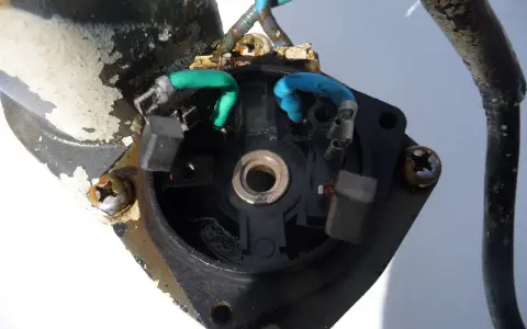 Composants électriques d'un moteur de trim de bateau, possiblement la cause d'un problème.