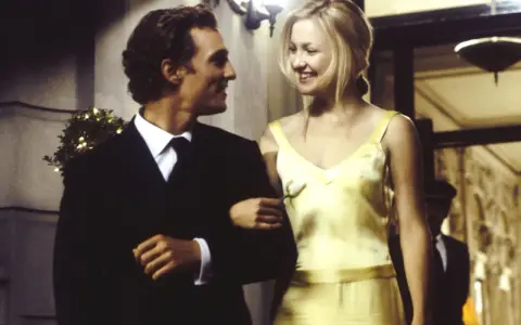 Coppia sorridente in abiti eleganti, un'atmosfera romantica che ricorda film simili ad After.