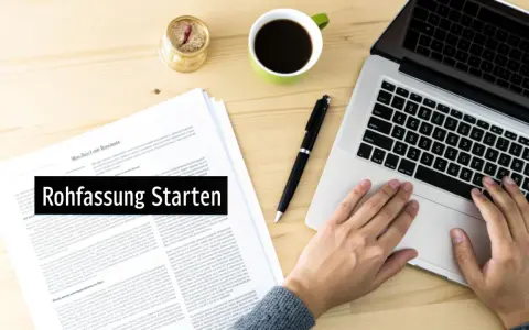 Hände tippen auf Laptop, daneben liegen Dokumente und Kaffee. So wie hier, kann man eine Gedichtinterpretation beginnen.