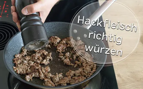 Hand würzt Hackfleisch in Pfanne. Die Frage "wieviel Salz auf ein Kilo Hackfleisch" wird hier visuell beantwortet: richtig würzen!