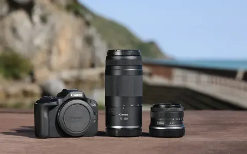 Aparat Canon EOS z dwoma obiektywami: Canon RF 75-300mm do zdjęć z daleka i Canon RF 18-45mm do krajobrazów.
