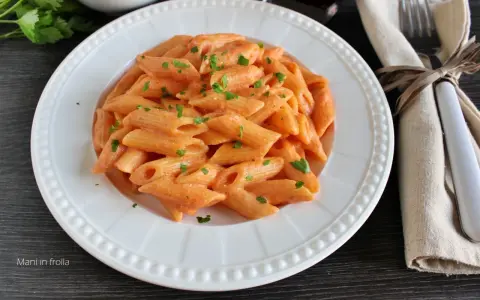 Penne cremose con un sugo rosa, arricchito dal gusto del philadelphia, guarnite con prezzemolo fresco.