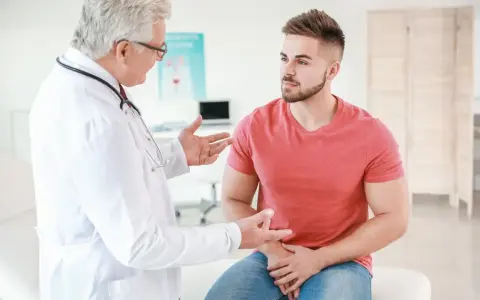 Lekarz omawia z pacjentem objawy, które mogą wskazywać na ostre zapalenie prostaty.