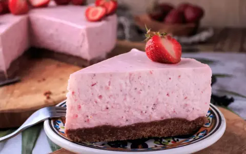 Pyszne truskawki ze śmietaną w postaci lekkiego sernika. Idealny deser na letnie popołudnie.