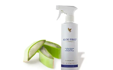 Aloe First – Twój pierwszy wybór dla ukojenia i nawilżenia. Spray z aloesem i ziołami.