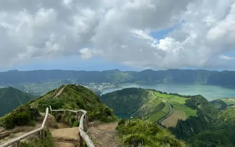 Widok na jezioro Sete Cidades, Azory, Ponta Delgada. Ścieżka z barierkami prowadzi na szczyt z panoramą zielonych wzgórz i wody.