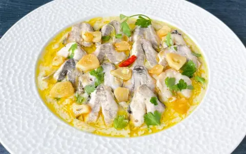Cocochas de bacalao en salsa de ajo y perejil, un plato delicioso y fácil de preparar.