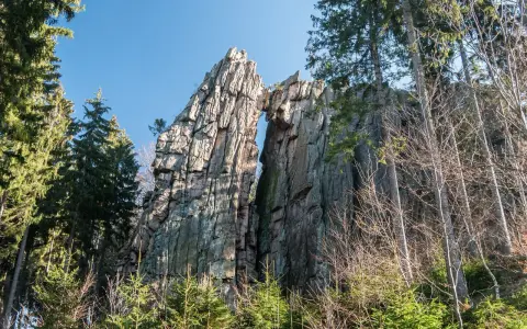 Skalne formacje w Janowicach Wielkich, tworzące naturalny łuk, to jedne z największych atrakcji regionu. Otoczone lasem, zachęcają do odkrywania.