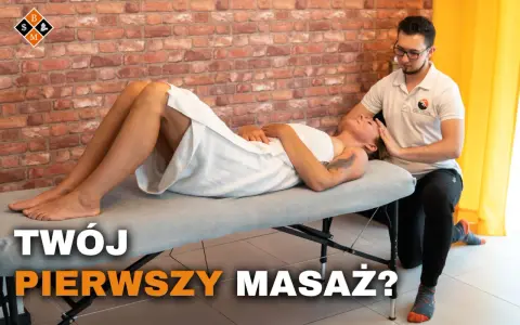 Mężczyzna wykonuje masaż głowy kobiecie leżącej na kozetce. To Twój pierwszy masaż?