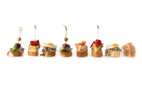 Variedad de pinchos para bares: con anchoa, pimientos, tortilla, gambas y huevo.
