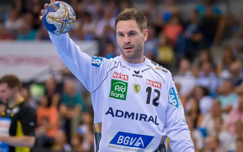 Andreas Palicka, bramkarz z piłką w ręku, gotowy do rzutu.