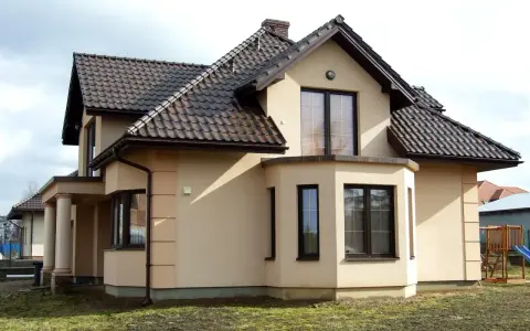 Jaka elewacja do brązowego dachu, aby uniknąć nieharmonijnego wyglądu?