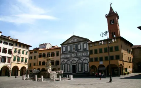 Piazza del Duomo a Empoli: cosa vedere in un giorno. Fontana, chiese e torri, un gioiello toscano.