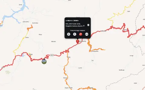 Planowanie trasy motocyklowej przez górzyste tereny Albanii, z zaznaczoną drogą SH5 i punktem docelowym Fushë-Arrëz.