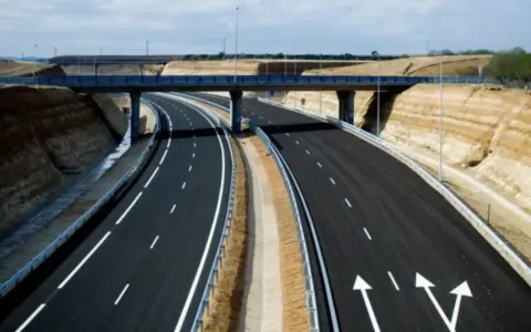 Autopista ap41 gratis, con un puente y cortes en la tierra.
